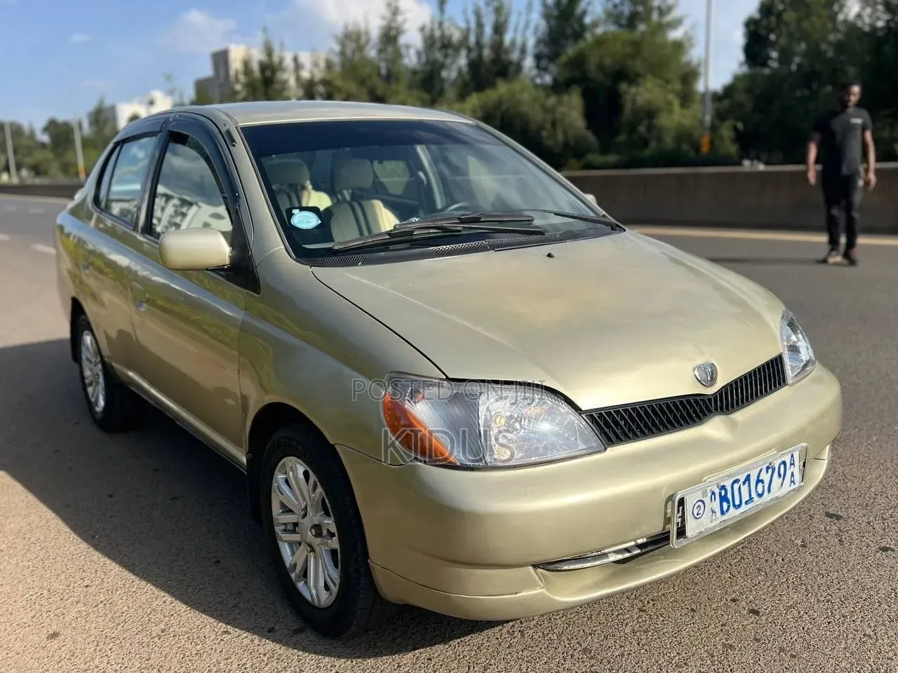 Toyota Platz 2001 Gold