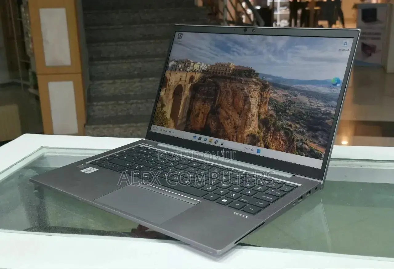 New Laptop HP ZBook Firefly 14 G7 16GB Intel Core i7 SSD 512GB