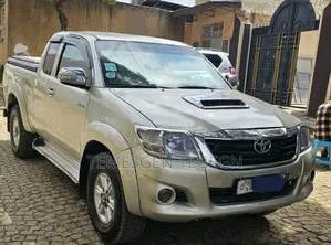 Toyota Hilux 2013 Gold