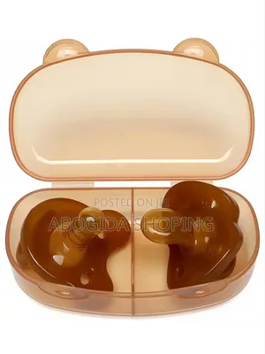 2 ፍሬ ሲልከን የእንጀራ እናት ( Pacifier) ከ ማንጠልጠያ እና ከራሱ ማስቀመጫ ጋር