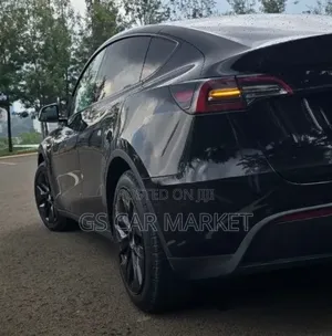 Tesla Model Y 2023 Gray