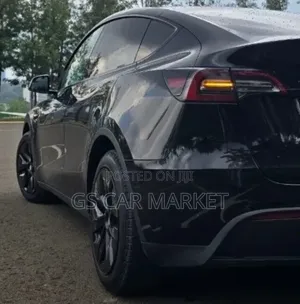 Tesla Model Y 2023 Gray