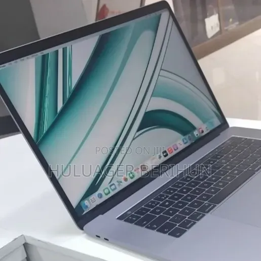 New Laptop Apple MacBook Pro 2017 16GB Intel Core i7 SSD 512GB