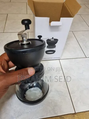 በእጅ የሚሰራ የቡና መፍጫ (Manual Coffee Grinder)