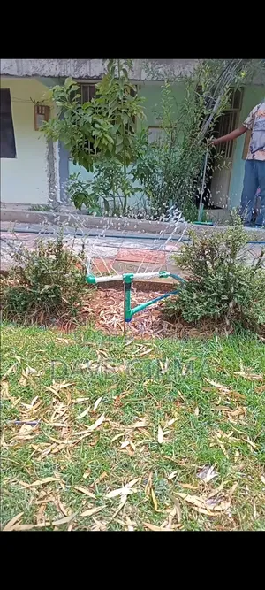 Rotating Garden Water Sparay Designed to Fit Any Size Hose.