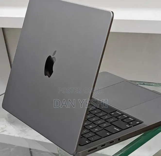 New Laptop Apple MacBook Pro 8GB Apple M3 SSD 512GB