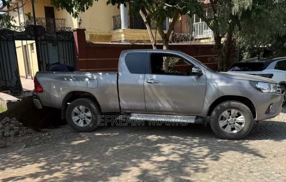 Toyota Hilux 2017 Gray