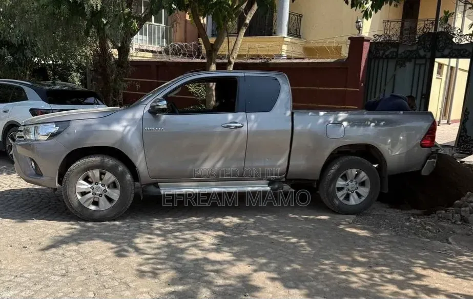 Toyota Hilux 2017 Gray