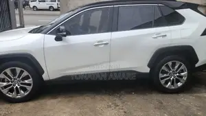 Toyota RAV4 2021 White