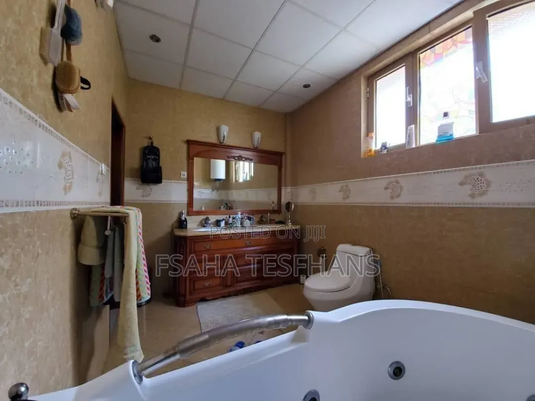 5bdrm Villa in Villa, Bole for rent