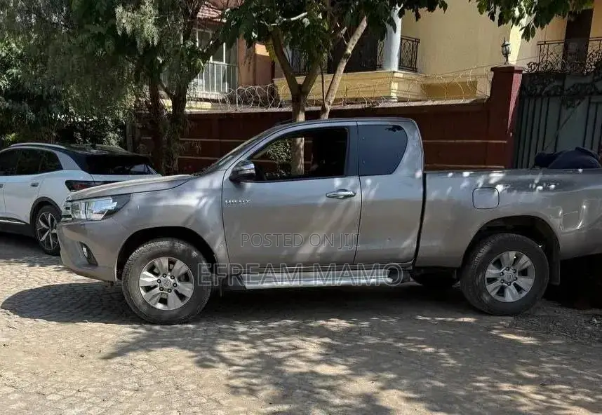 Toyota Hilux 2017 Gray