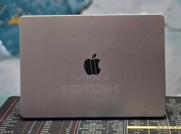 New Laptop Apple MacBook 32GB SSD 1T