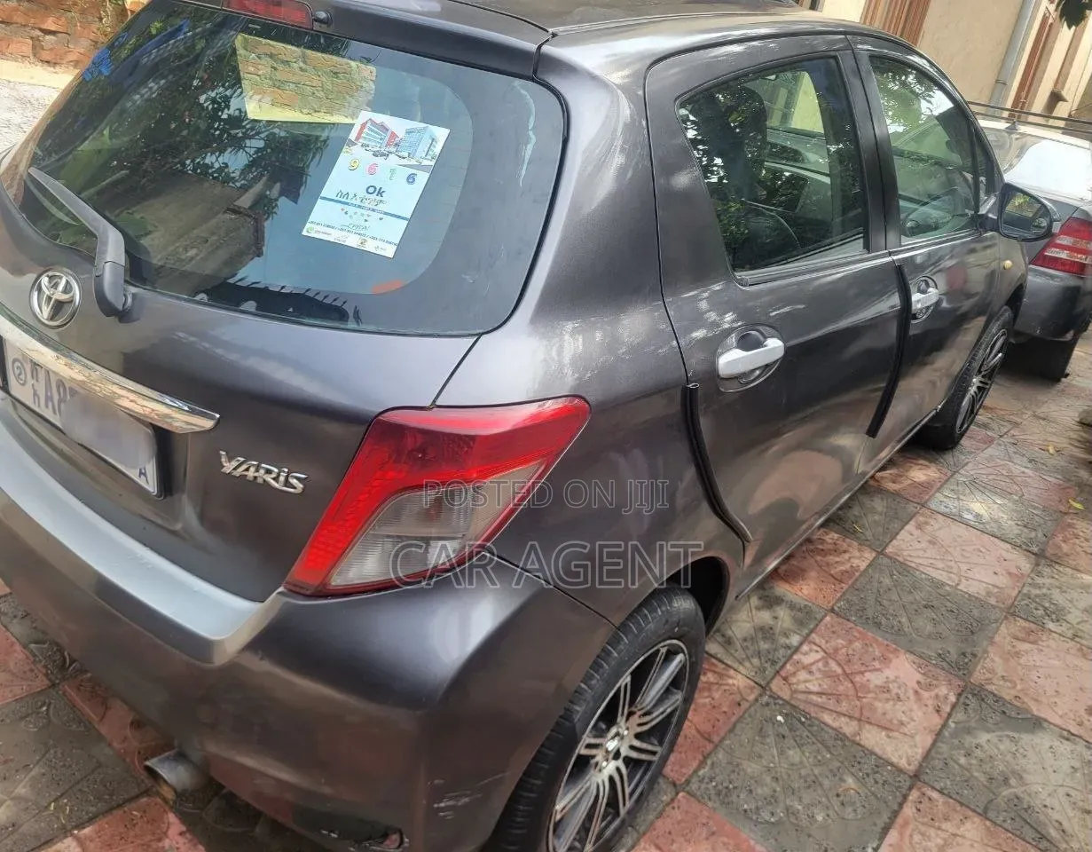 Toyota Yaris 2012 Silver
