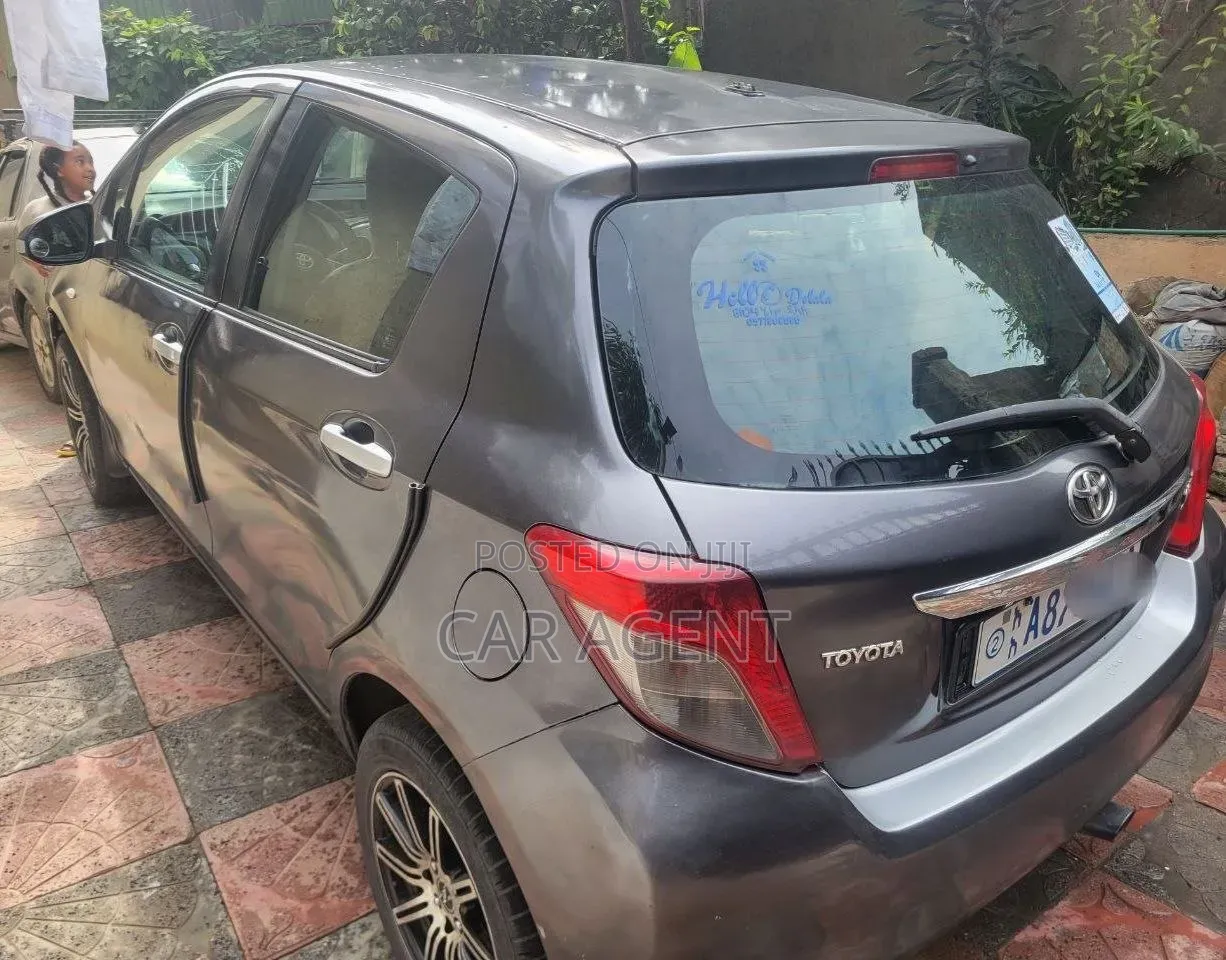 Toyota Yaris 2012 Silver