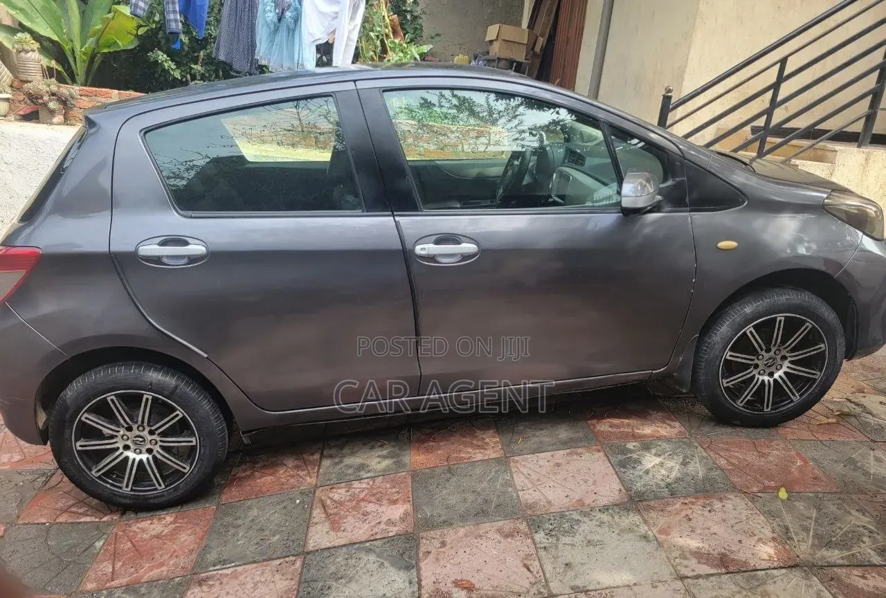 Toyota Yaris 2012 Silver
