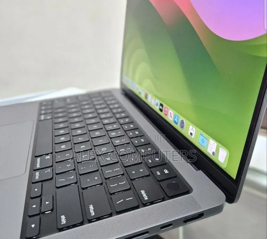 New Laptop Apple MacBook 16GB Apple M1 Pro SSD 512GB