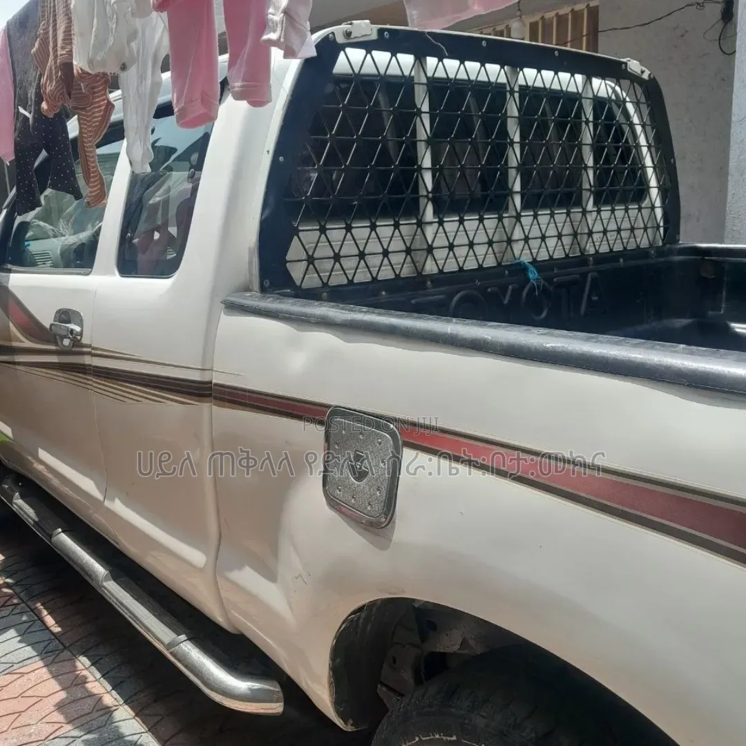 Toyota Hilux 2006 White