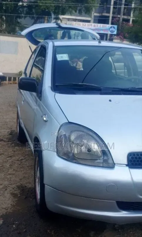Toyota Vitz 2001 Silver