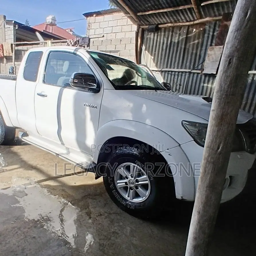 Toyota Hilux 2013 White
