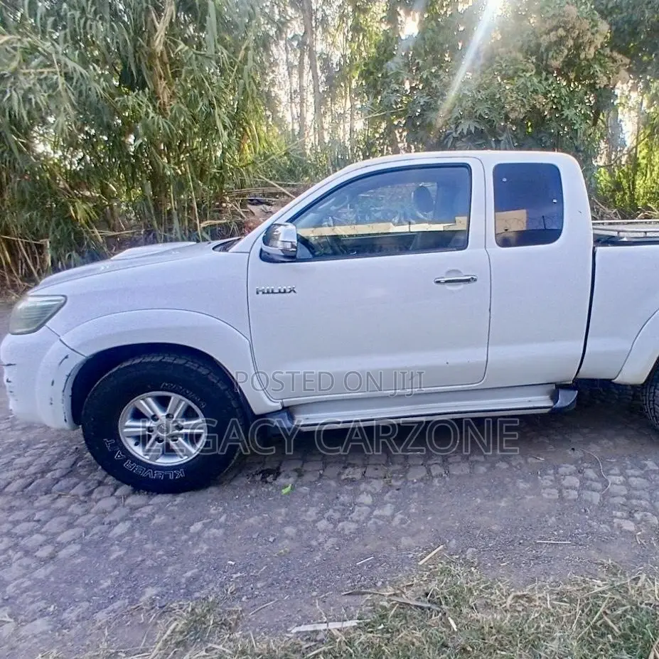 Toyota Hilux 2013 White