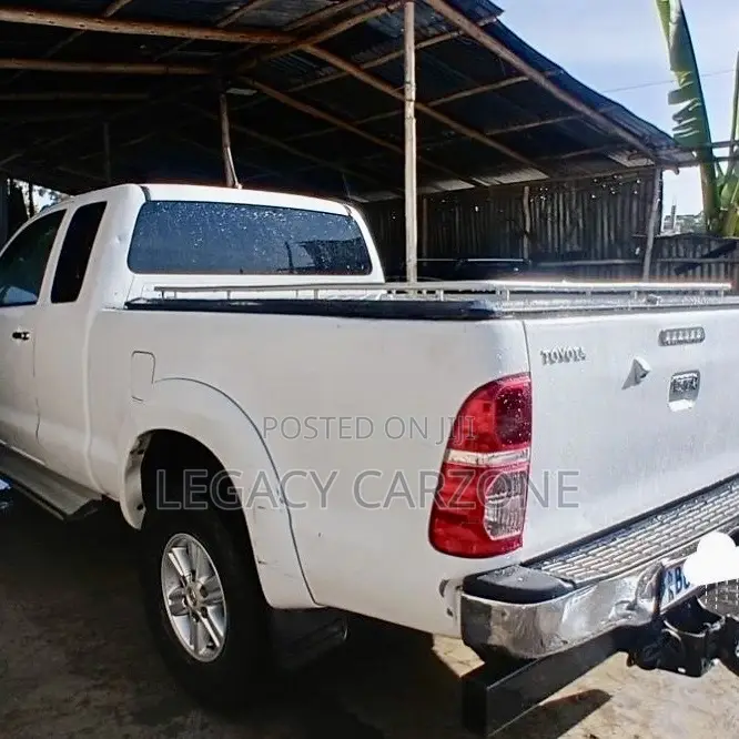 Toyota Hilux 2013 White