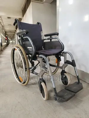 Lightweight Self Propelled Wheelchair Roma Medical Wheelchair አዲስ