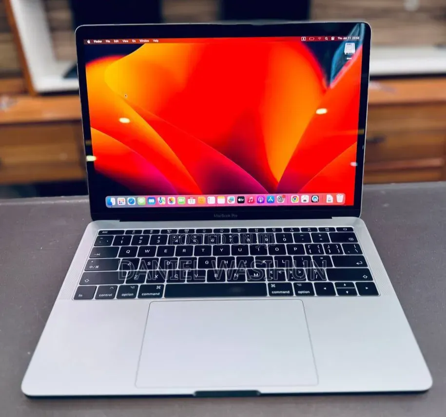New Laptop Apple MacBook Pro 2017 8GB Intel Core i7 SSD 256GB
