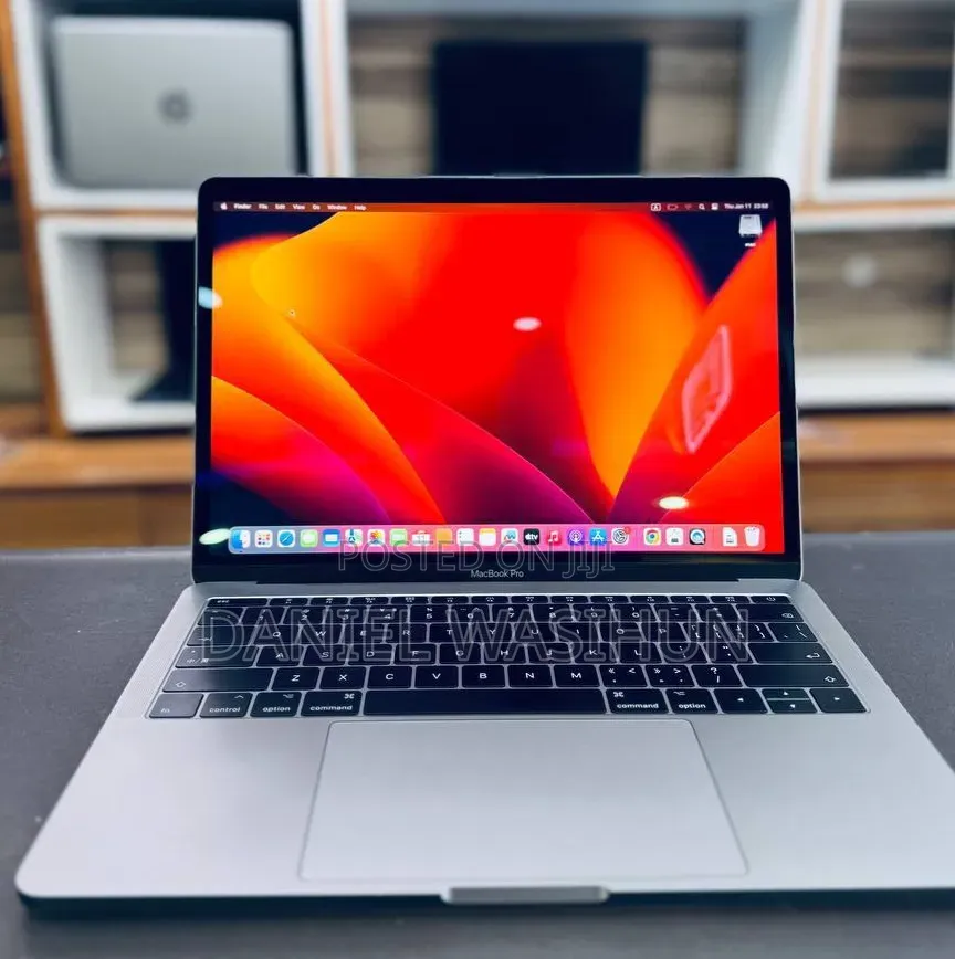 New Laptop Apple MacBook Pro 2017 8GB Intel Core i7 SSD 256GB