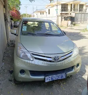 Toyota Avanza 2012 Gold
