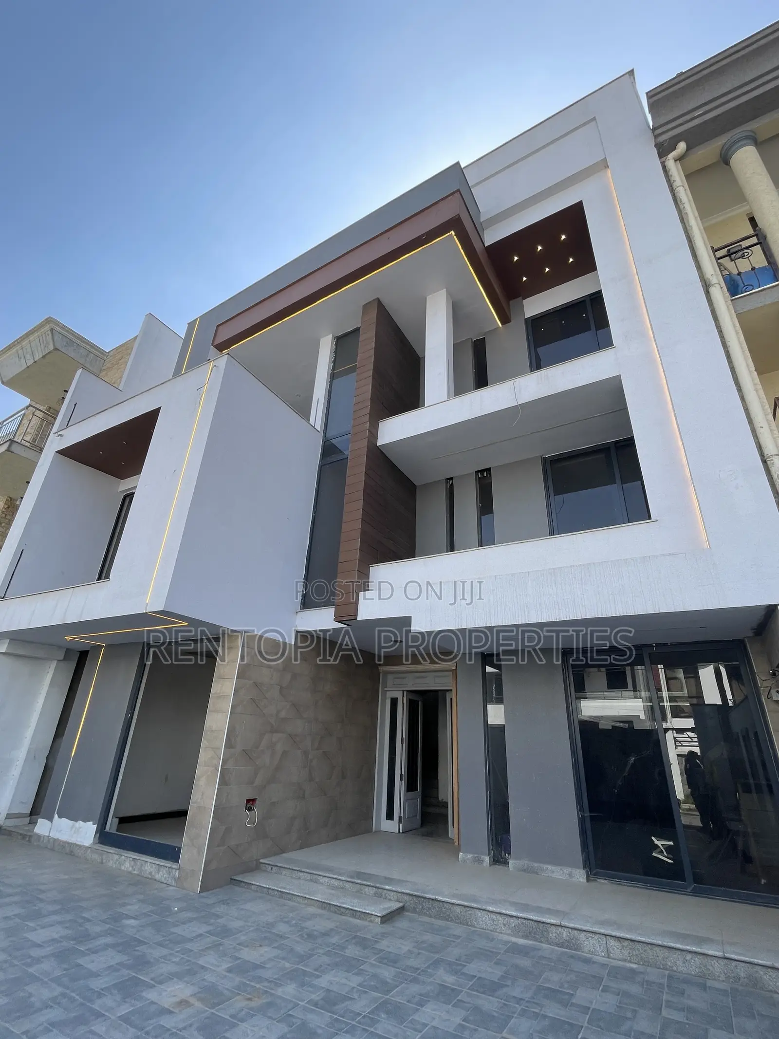 7bdrm Townhouse/Terrace in Yeka for sale
