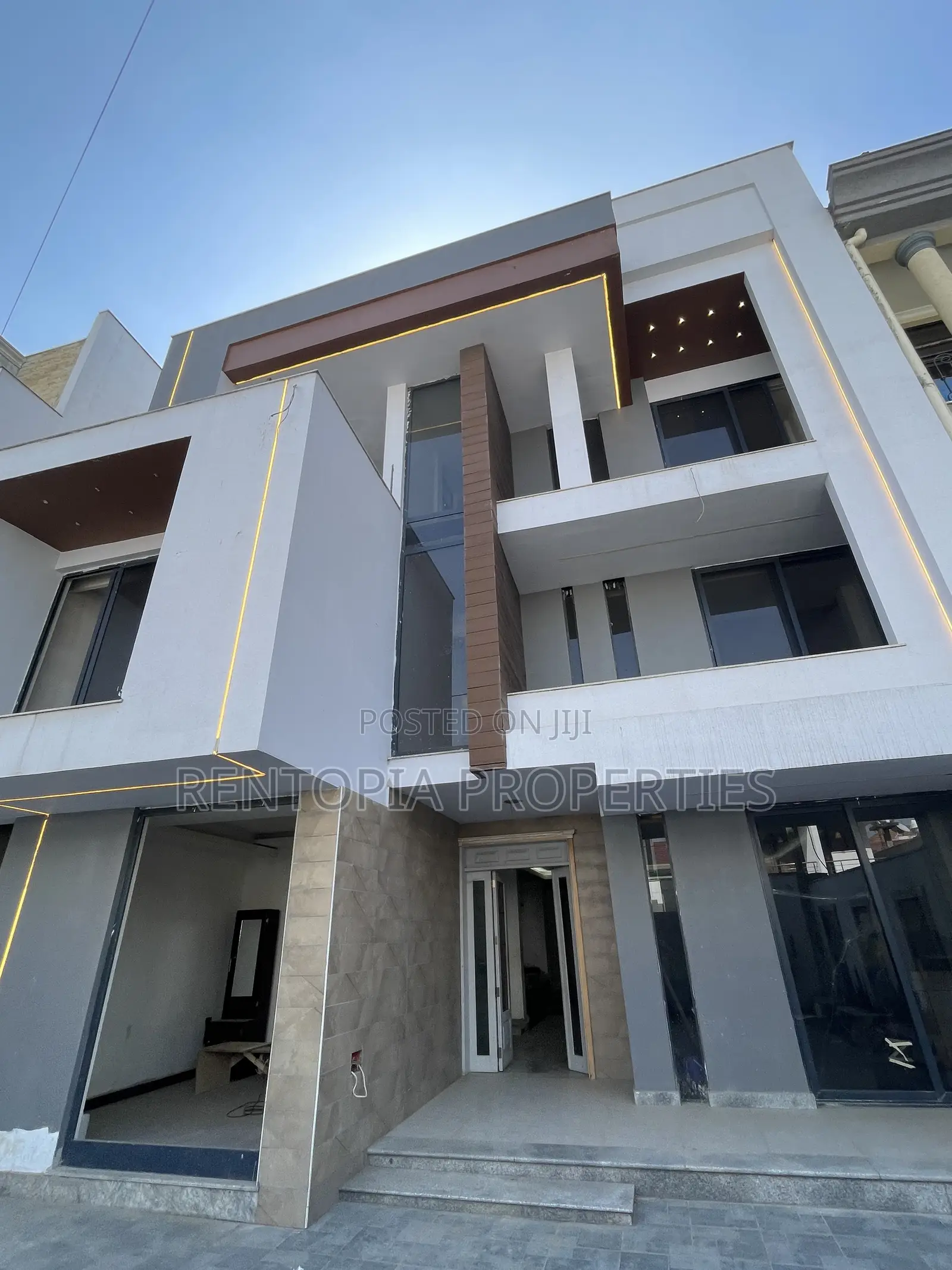 7bdrm Townhouse/Terrace in Yeka for sale