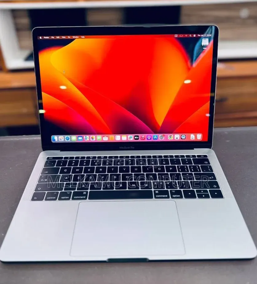 New Laptop Apple MacBook Pro 2017 8GB Intel Core i5 SSD 256GB