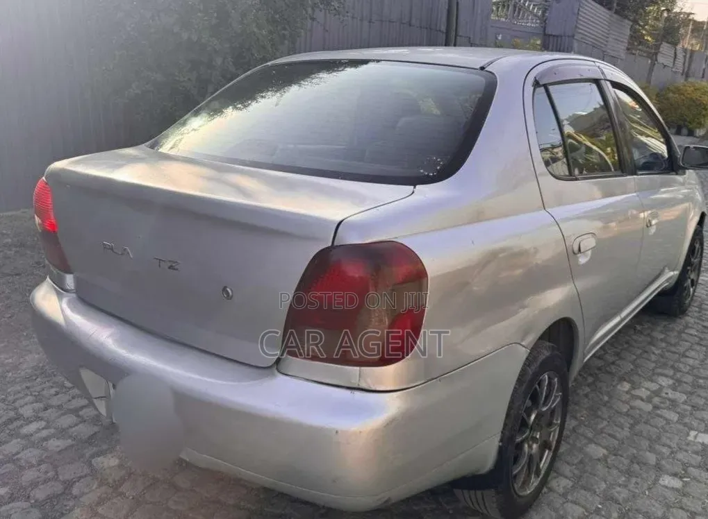 Toyota Platz 2001 Silver