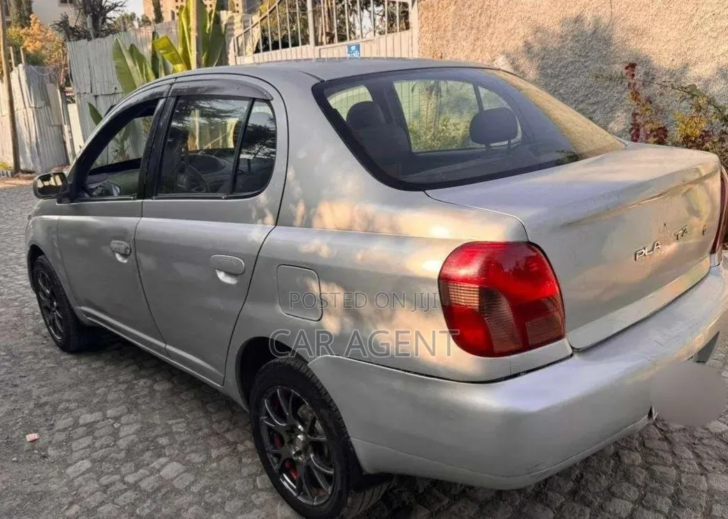 Toyota Platz 2001 Silver