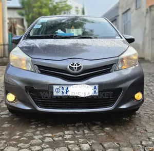 Toyota Yaris LE Hatchback 5dr 2012 Silver