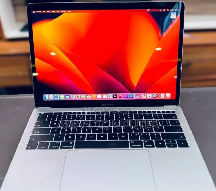 New Laptop Apple MacBook Pro 2017 8GB Intel SSD 256GB