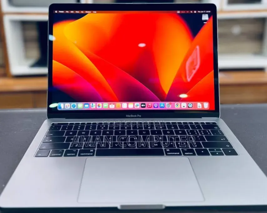 New Laptop Apple MacBook Pro 2017 8GB Intel SSD 256GB