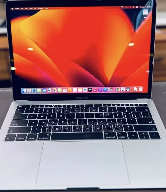 New Laptop Apple MacBook Pro 2017 8GB Intel Core i5 SSD 256GB