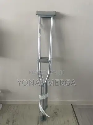 Axillary Crutches鋒曾weight of (Net): 0.7kg for Sturdy and Stable Use.