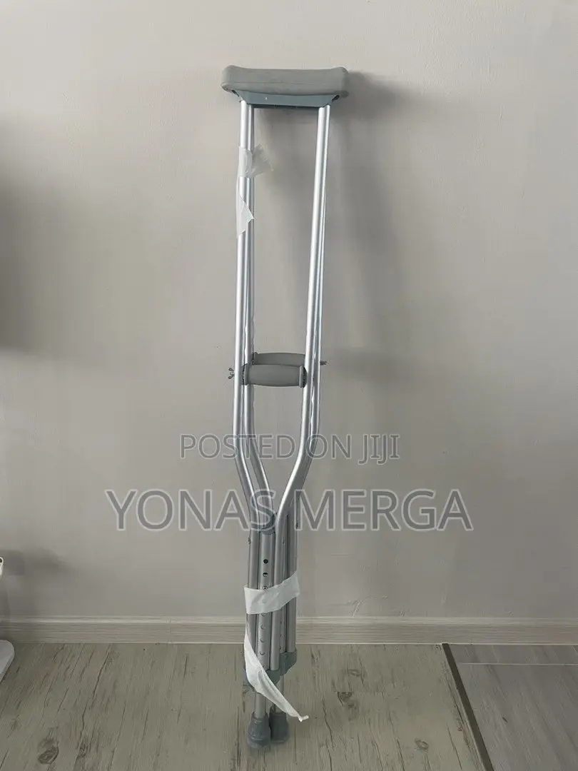 Axillary Crutches鋒曾weight of (Net): 0.7kg for Sturdy and Stable Use.