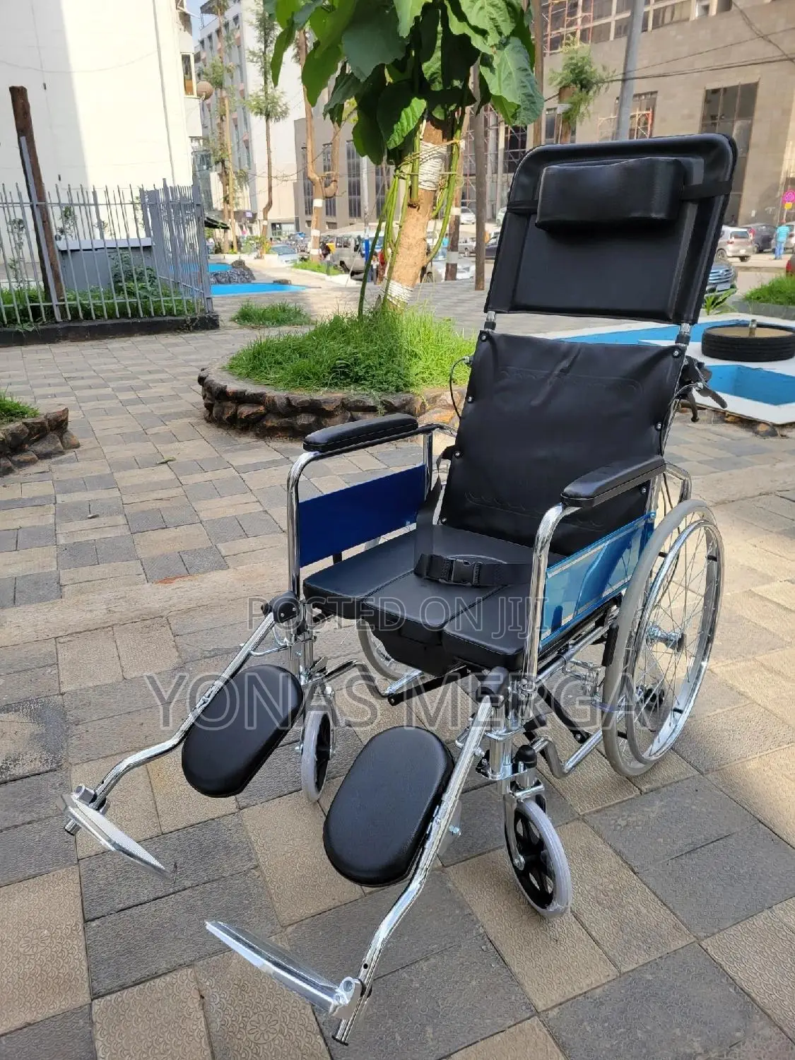 Mobilityaid Wheelchair始崁toilet Wheelchair罔會features Flip-Away Armrests