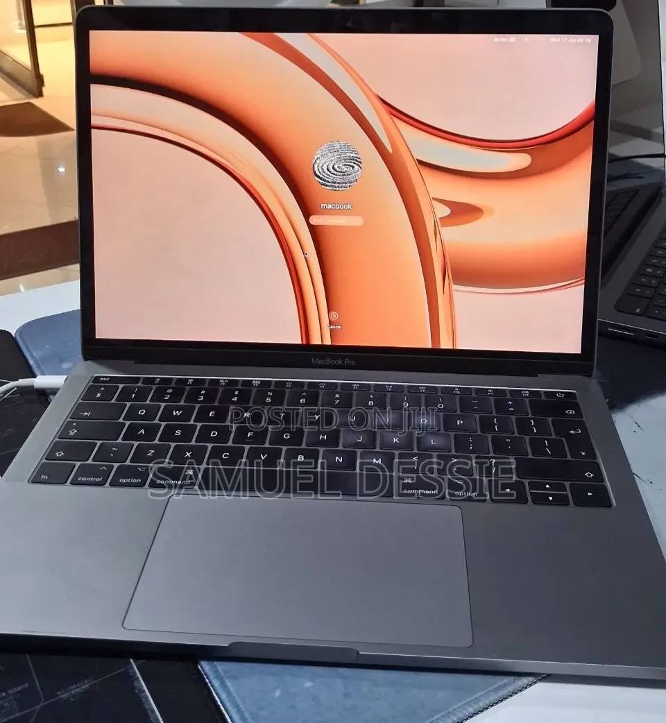New Laptop Apple MacBook Pro 2017 8GB Intel Core i5 SSD 256GB
