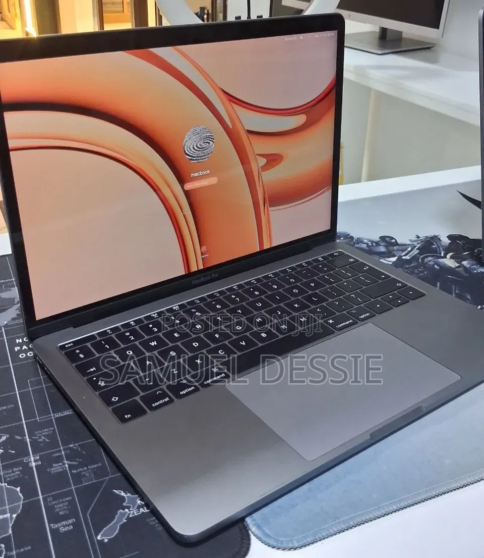 New Laptop Apple MacBook Pro 2017 8GB Intel Core i5 SSD 256GB