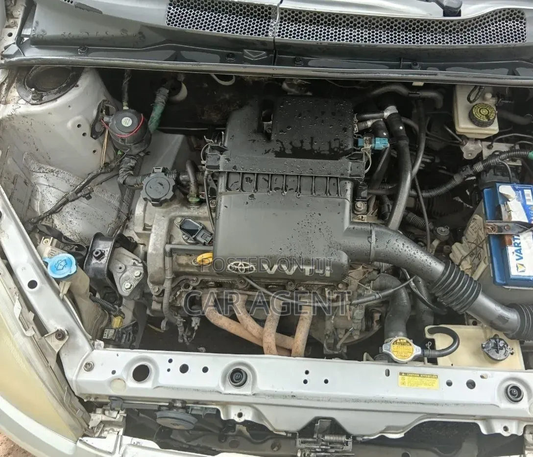 Toyota Vitz 2002 Silver