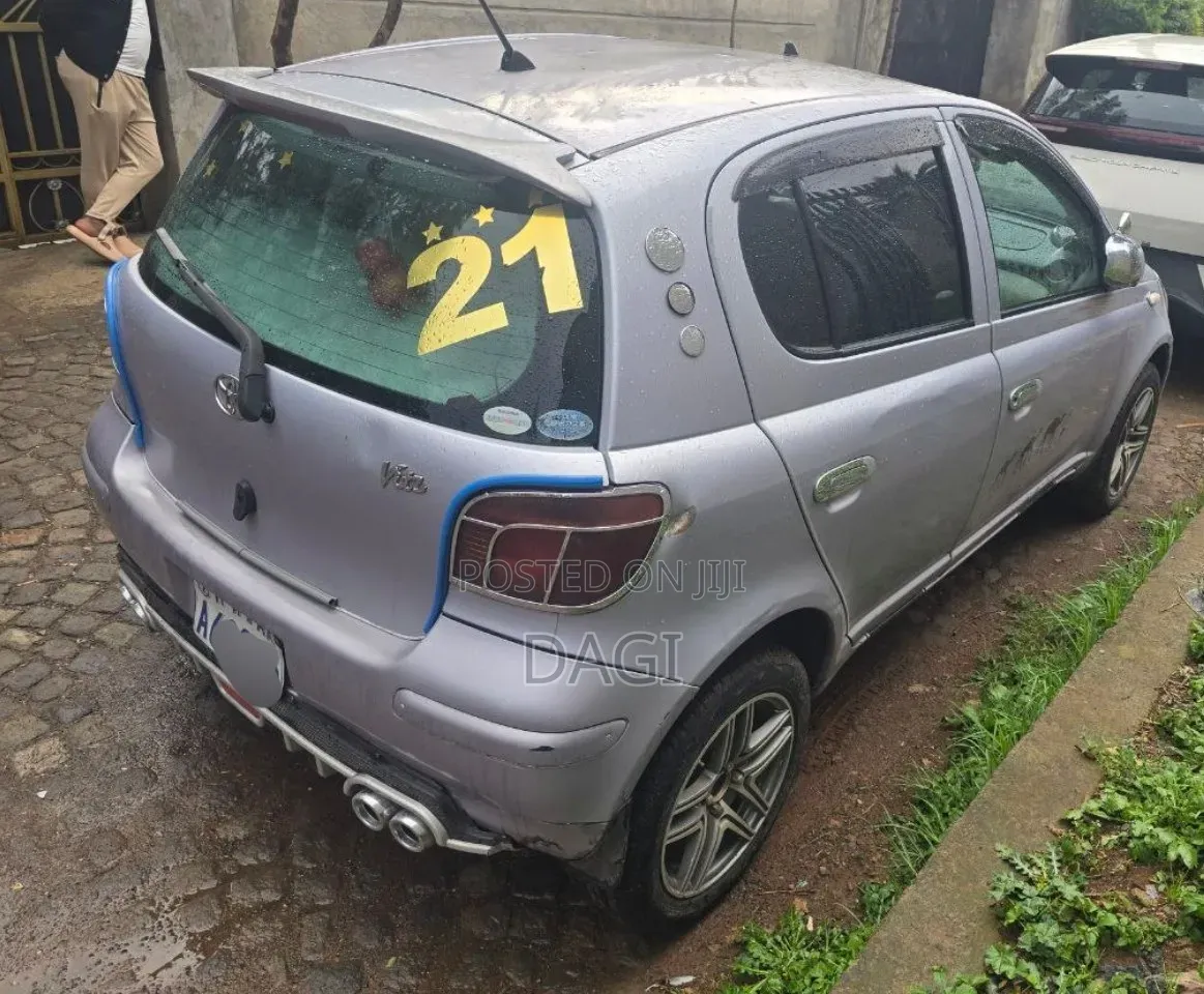 Toyota Vitz 2004 Silver