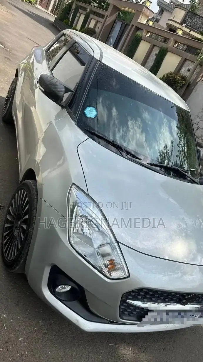 Suzuki Swift 2022 Silver