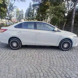 Toyota Yaris 2013 White