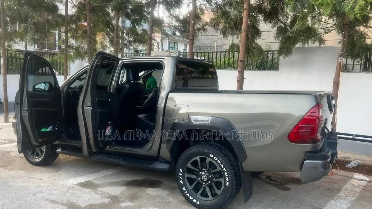 Toyota Hilux 2021 Pink
