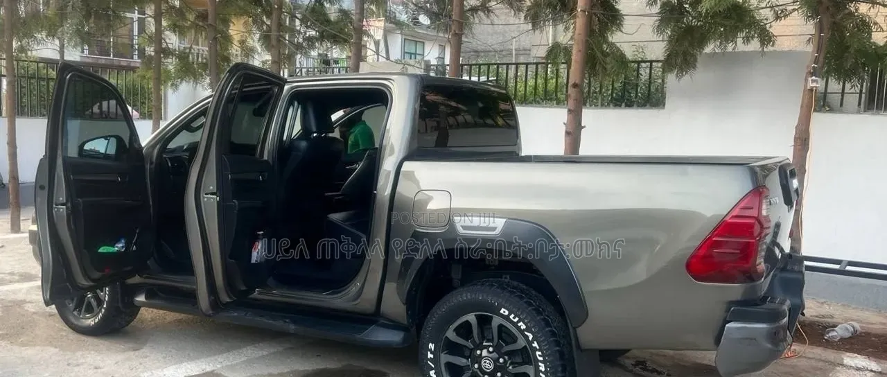 Toyota Hilux 2021 Pink