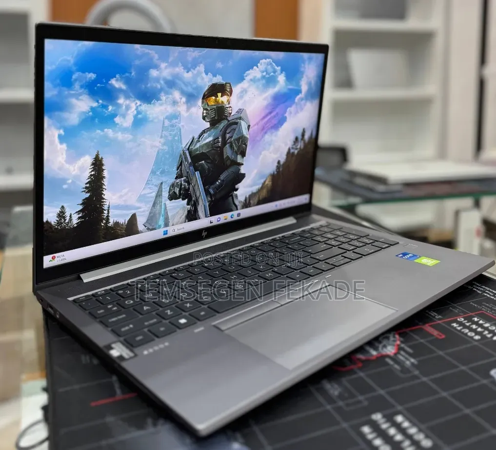 New Laptop HP ZBook Firefly G8 32GB Intel Core i7 SSD 512GB